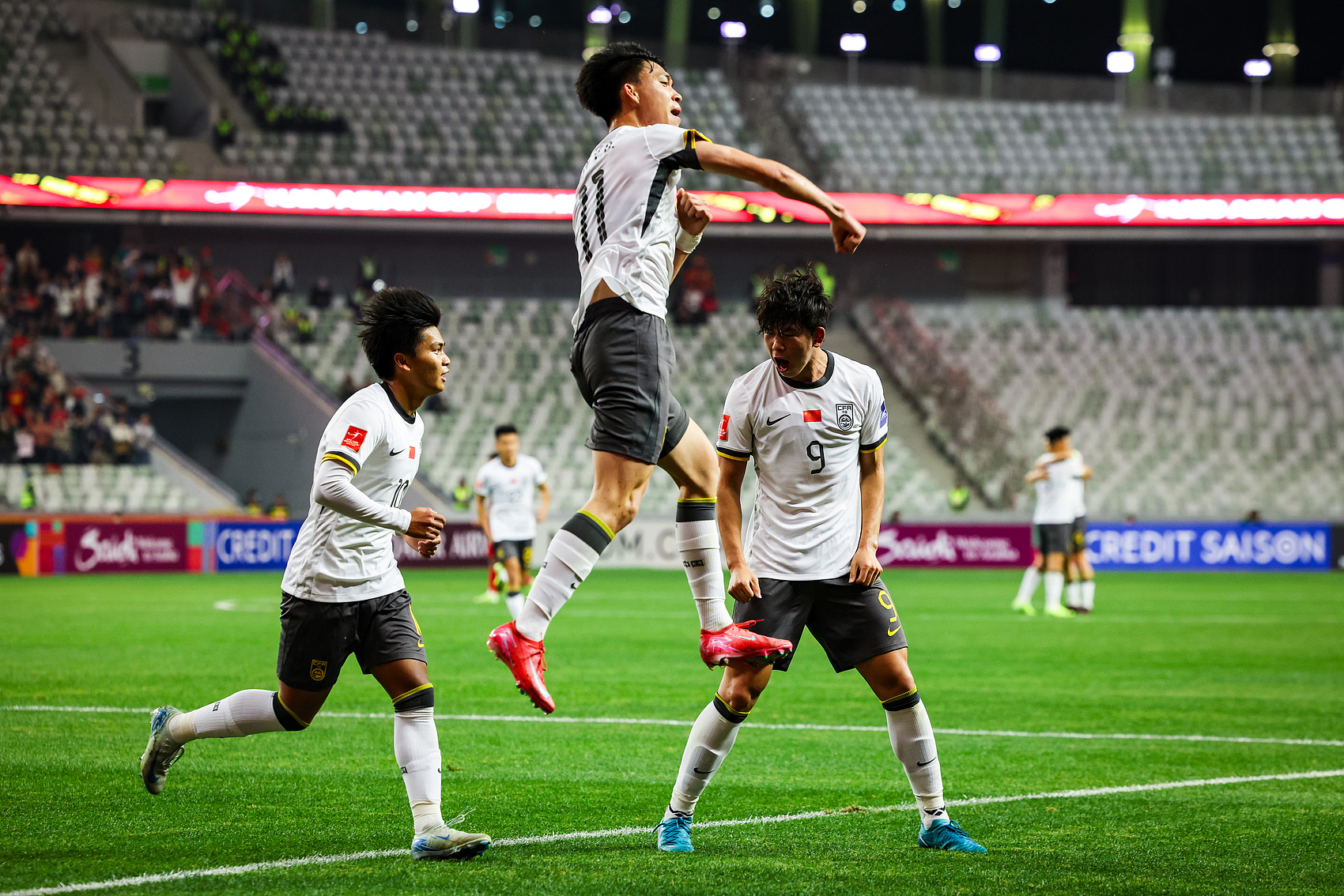  全面壓制！國青半場控球率高達(dá)7成，射門比9-3，造對(duì)方3張黃牌