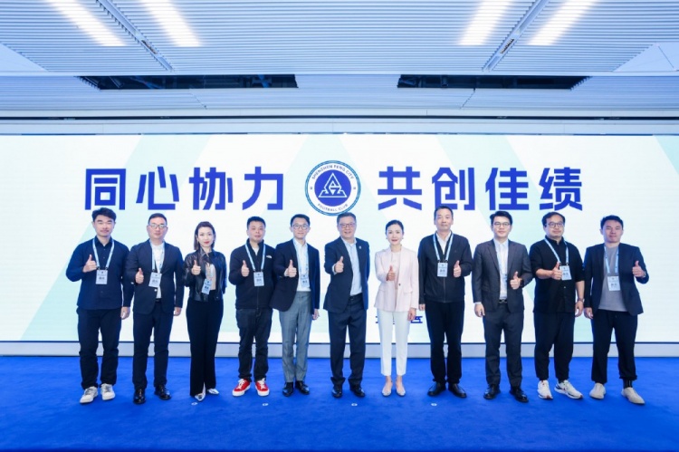 足球報：10家企業(yè)捧場新賽季出征儀式，深圳新鵬城進一步做強做優(yōu)