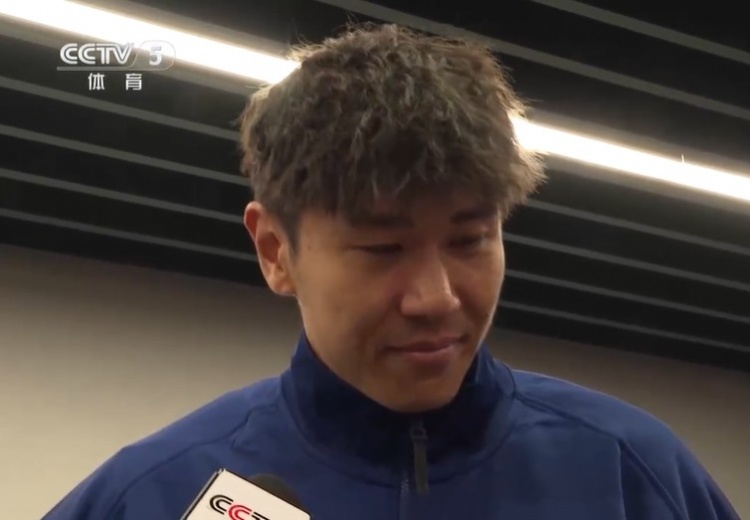  鐵漢柔情！三鎮(zhèn)球員劉奕鳴探望患病小球迷時哽咽