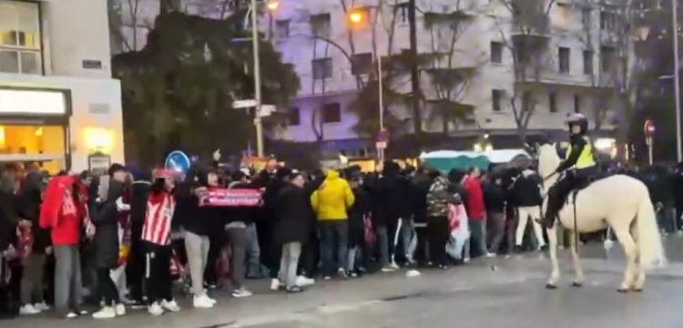  馬競球迷進(jìn)入伯納烏時向人群投擲雜物，導(dǎo)致安保對其進(jìn)行脫鞋檢查