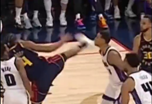  抬腳過高踢到了對手下巴！NBA官方：穆迪這一動作被判1級惡犯