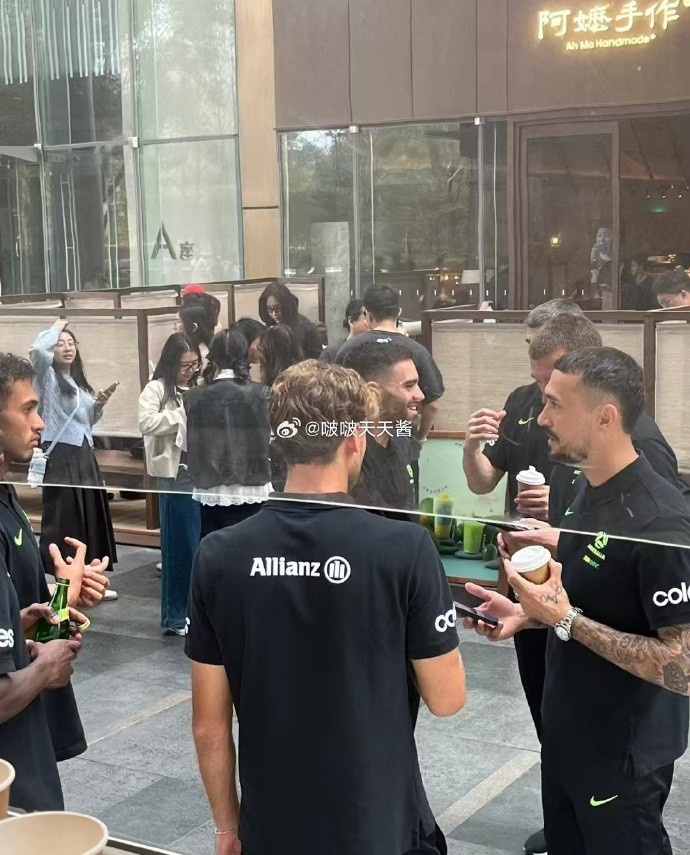  松弛感拉滿！澳大利亞隊員在杭州街頭喝奶茶