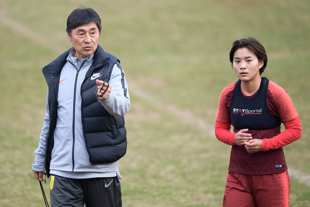  王霜與網友互動時談賈秀全“茶葉梗”：不需要買，是他送我們喝