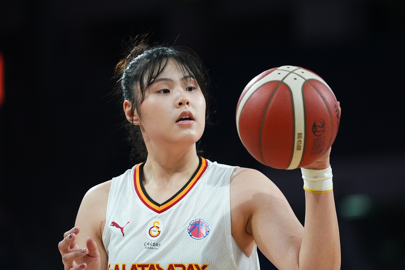  穩(wěn)定高效！李月汝9中6得到18分10板1助2斷1帽 罰球6中6
